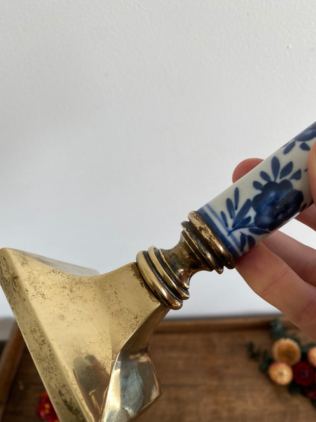 Bougeoir en laiton et porcelaine peinte à la main
