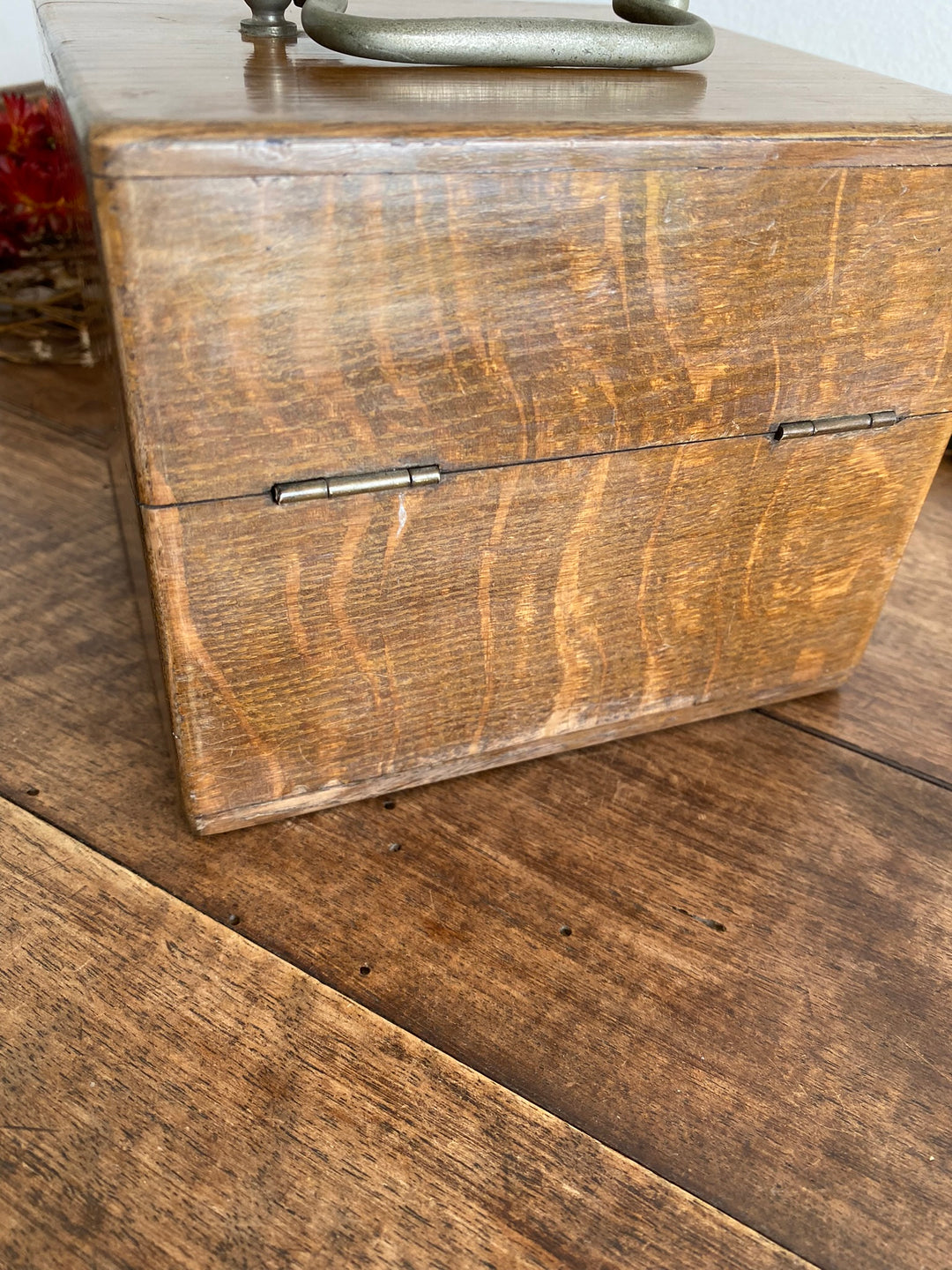 Boite en bois avec anse et fermeture à double accroche