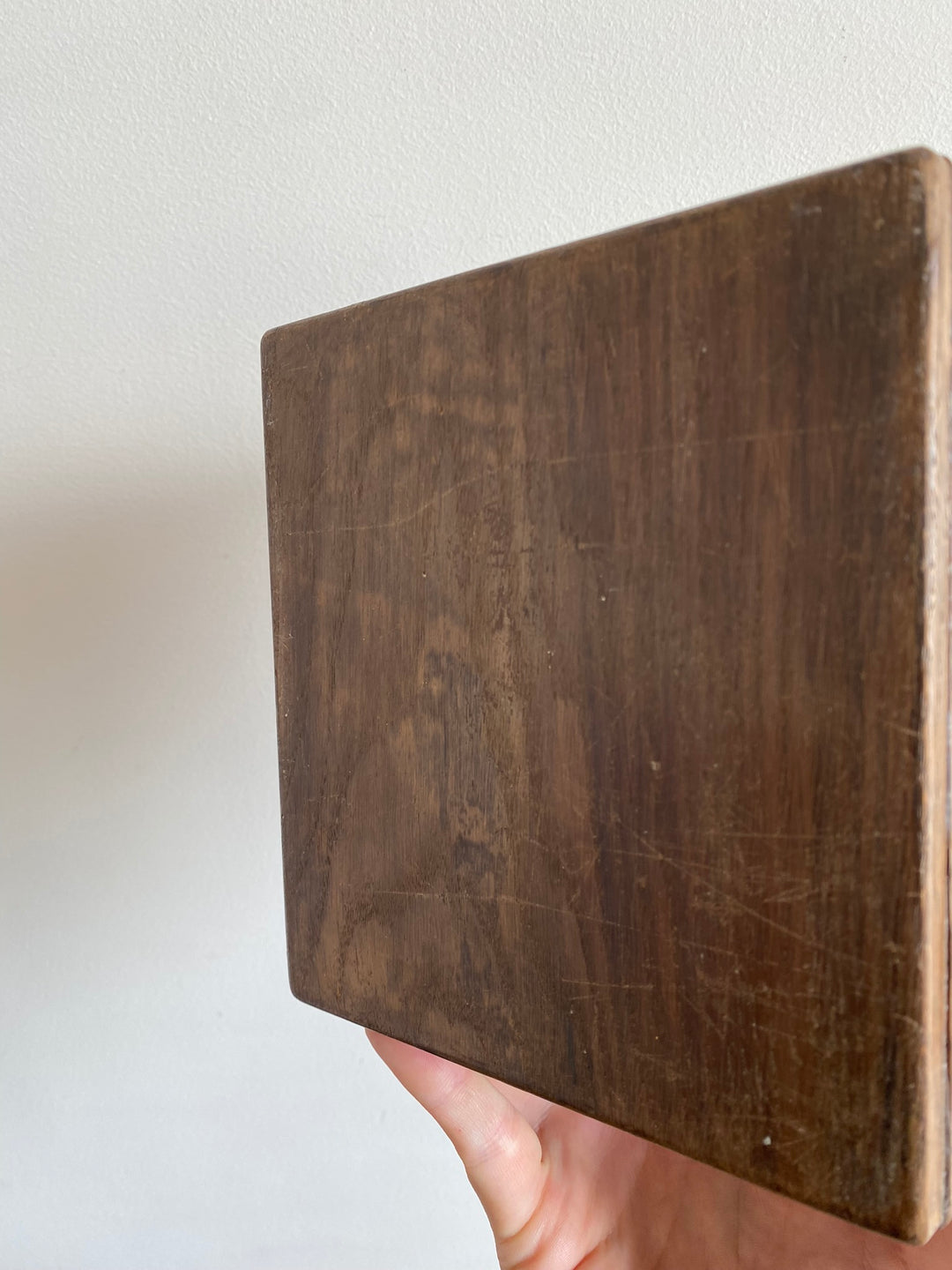 Boite en bois avec anse et fermeture à double accroche