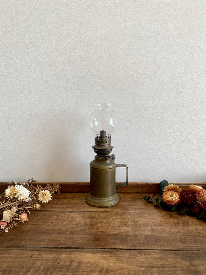 Lampe à pétrole en laiton ancienne