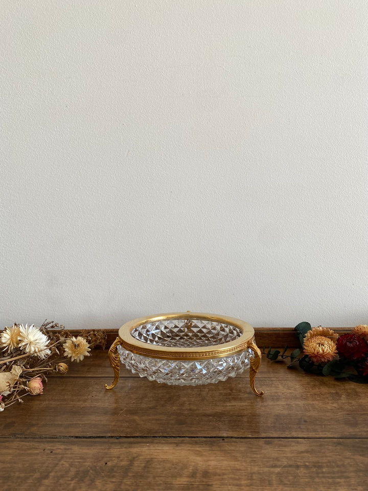 Coupelle en verre taillé armature dorée sur pieds