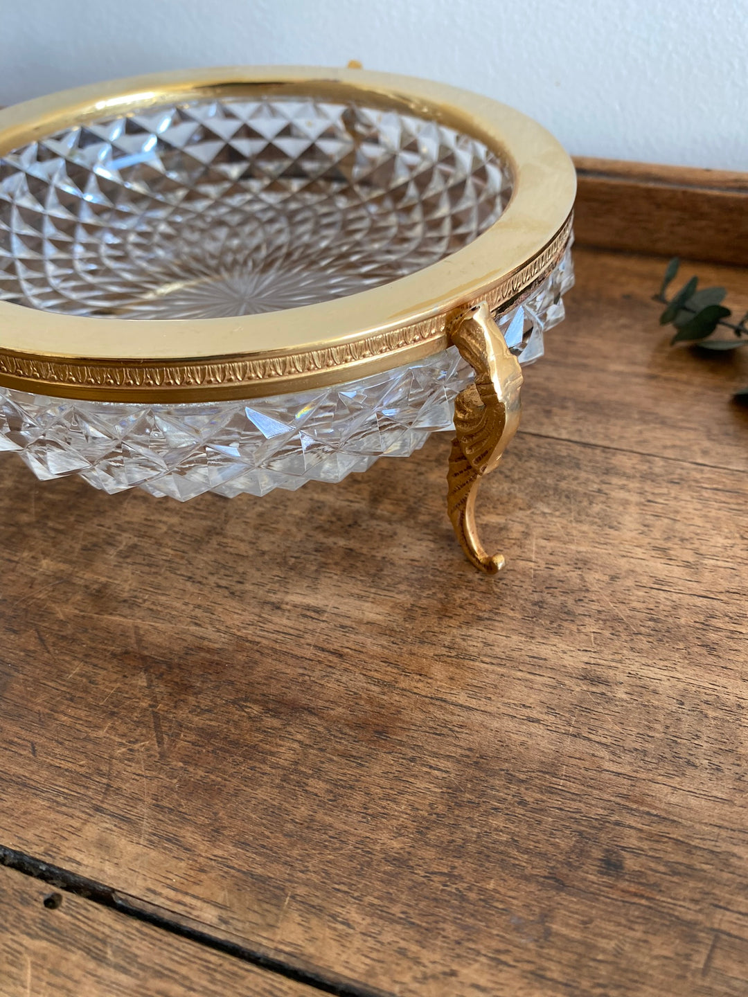 Coupelle en verre taillé armature dorée sur pieds