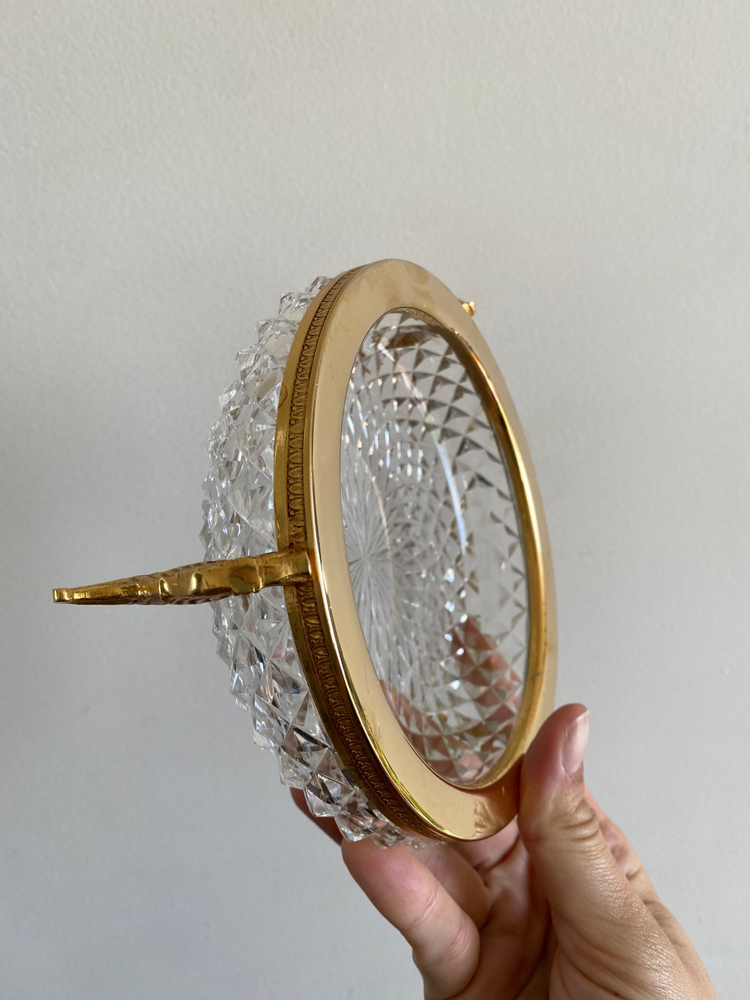 Coupelle en verre taillé armature dorée sur pieds