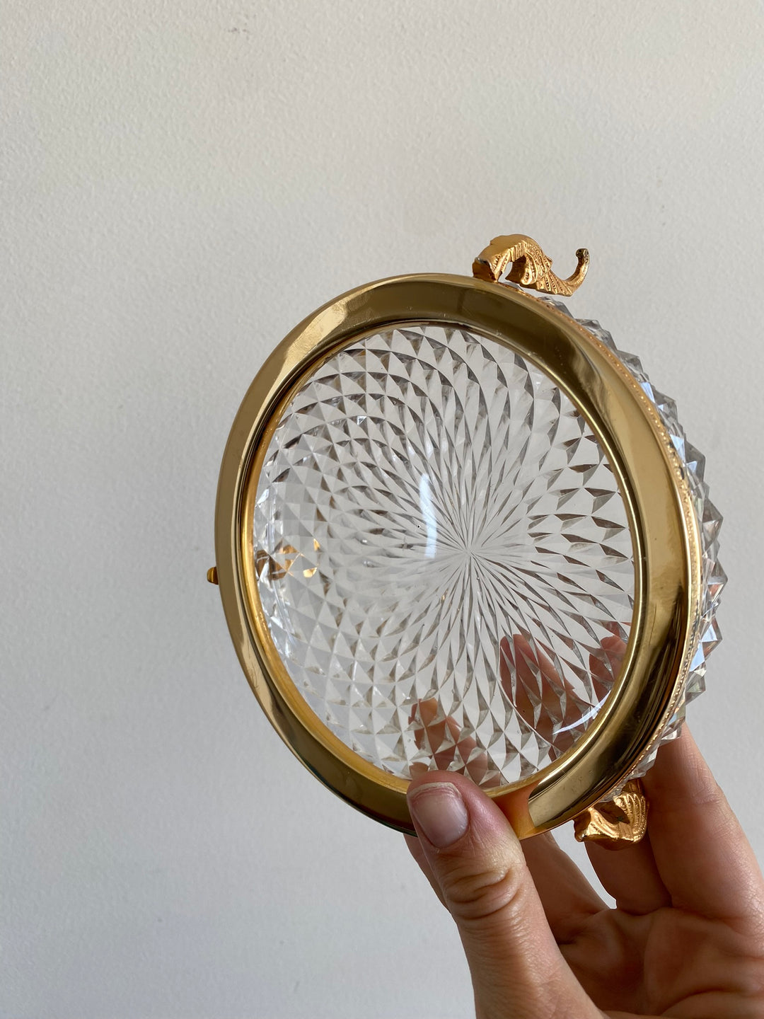 Coupelle en verre taillé armature dorée sur pieds