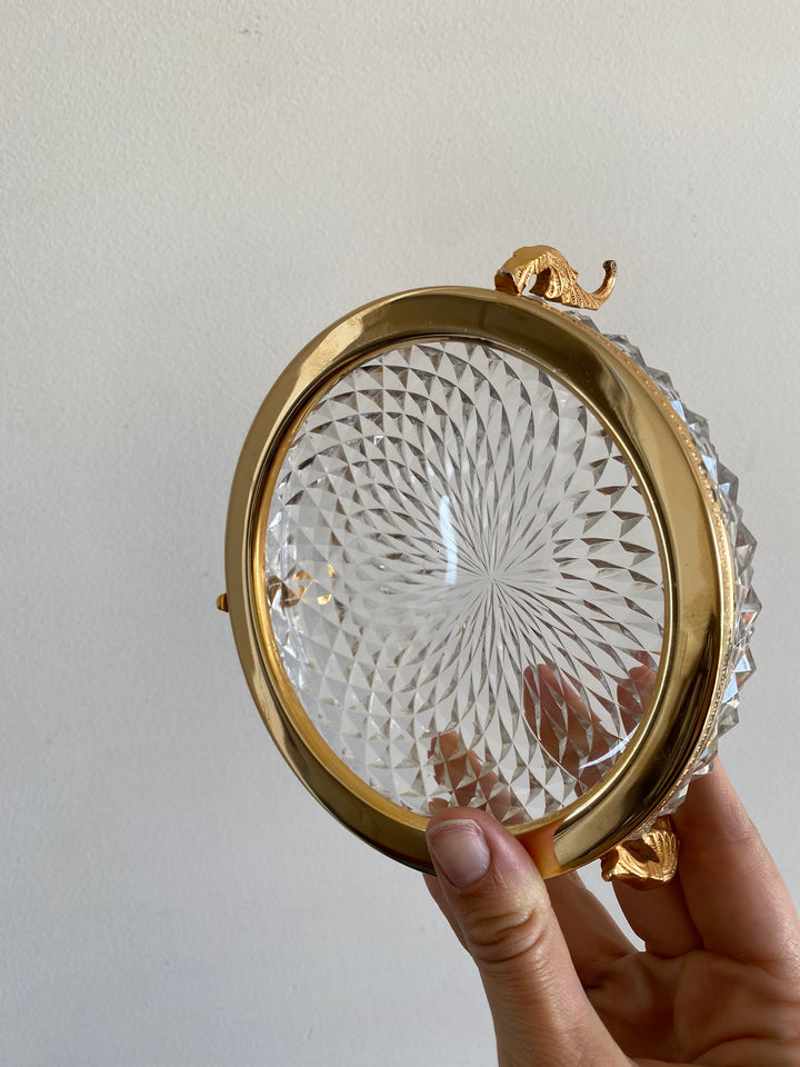 Coupelle en verre taillé armature dorée sur pieds