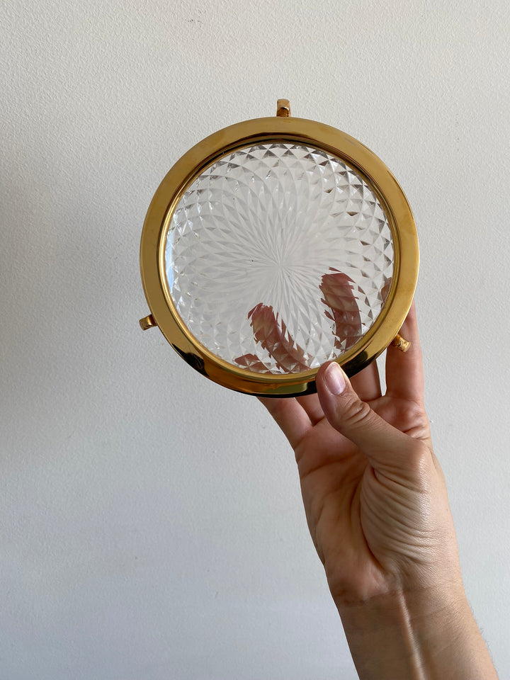Coupelle en verre taillé armature dorée sur pieds