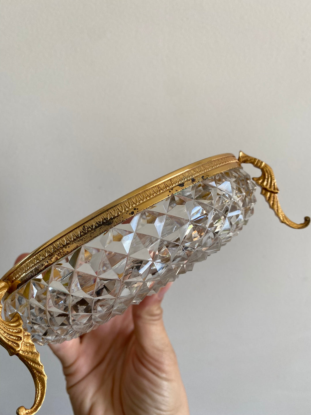 Coupelle en verre taillé armature dorée sur pieds