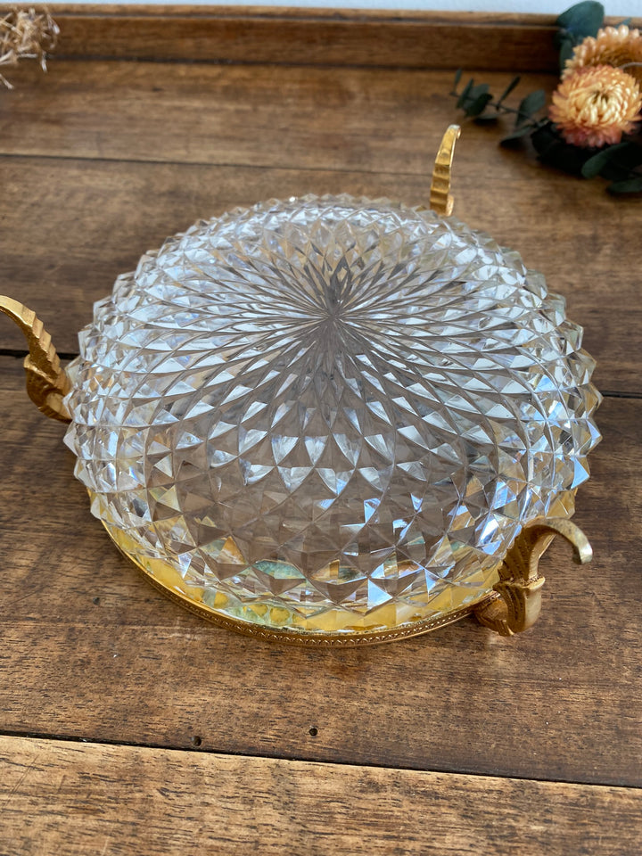Coupelle en verre taillé armature dorée sur pieds