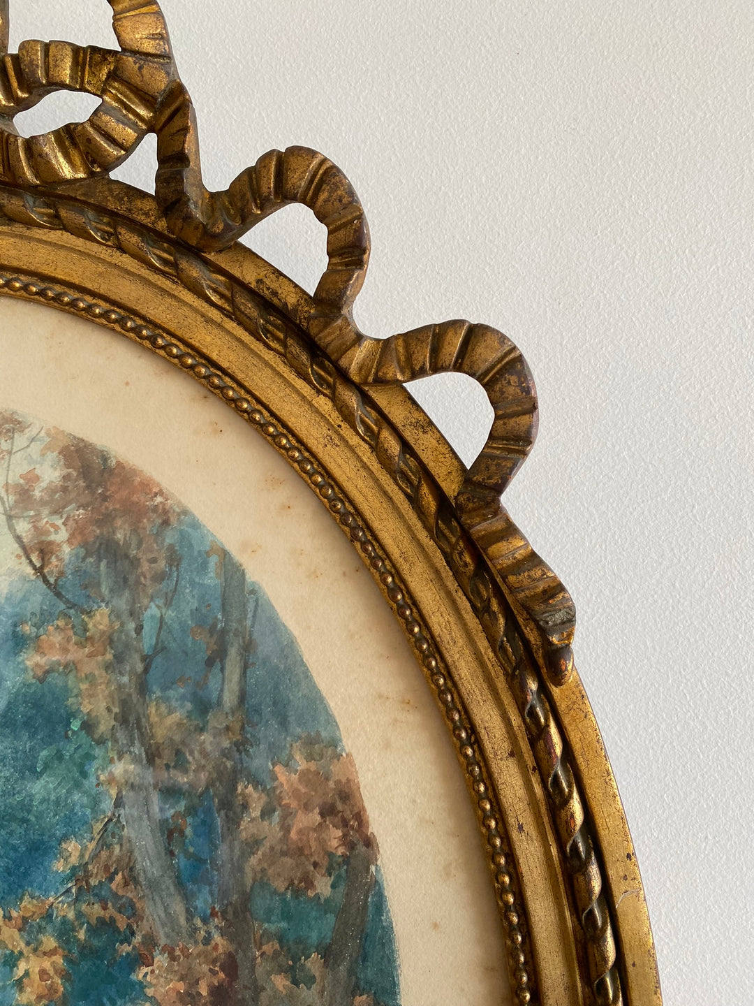 Aquarelle tons bleus dans grand cadre doré style Louis XVI