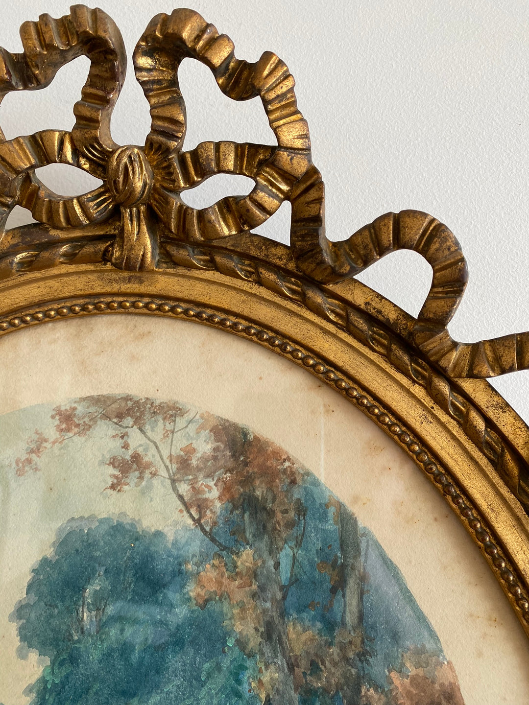 Aquarelle tons bleus dans grand cadre doré style Louis XVI