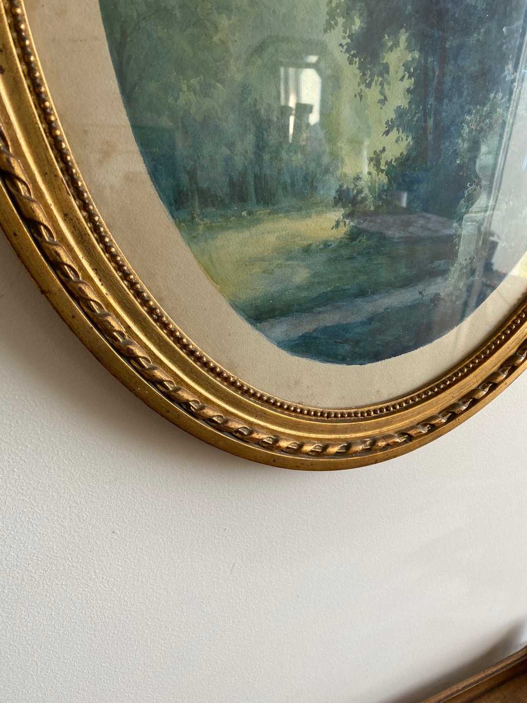 Aquarelle tons bleus dans grand cadre doré style Louis XVI