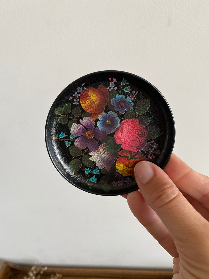 Sous-verre motifs fleurs effet craquelé sur fond noir