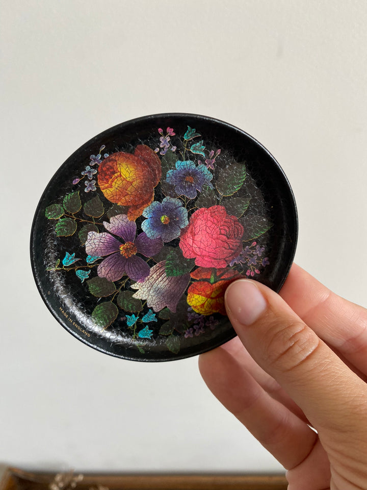 Sous-verre motifs fleurs effet craquelé sur fond noir