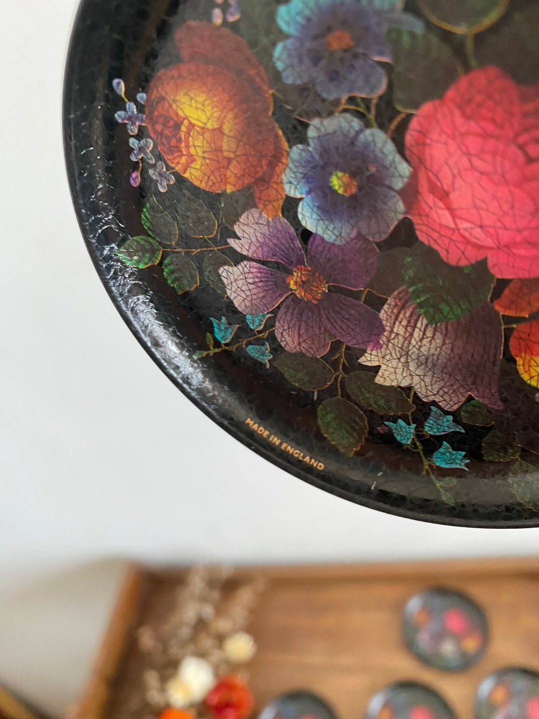 Sous-verre motifs fleurs effet craquelé sur fond noir