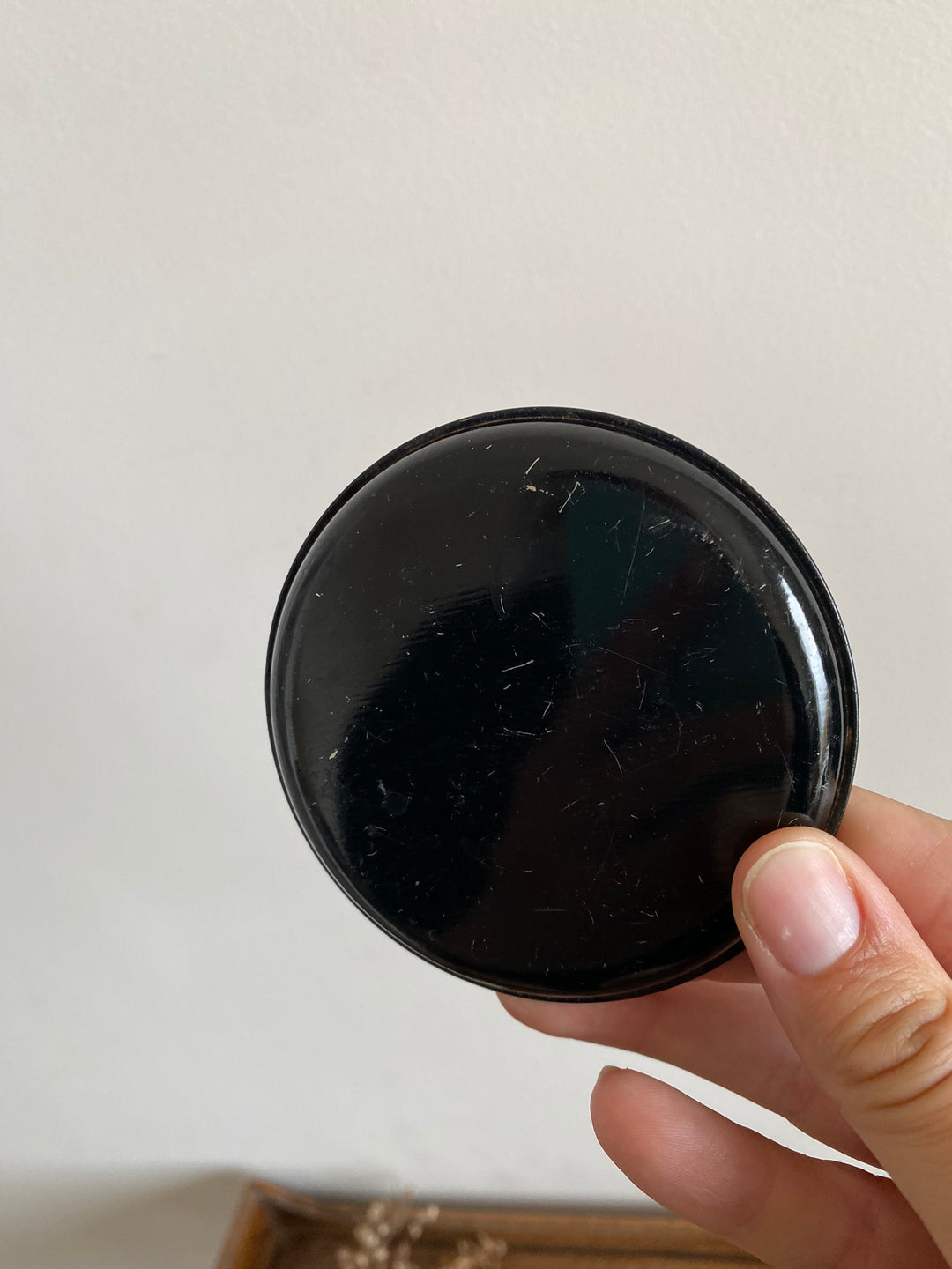 Sous-verre motifs fleurs effet craquelé sur fond noir