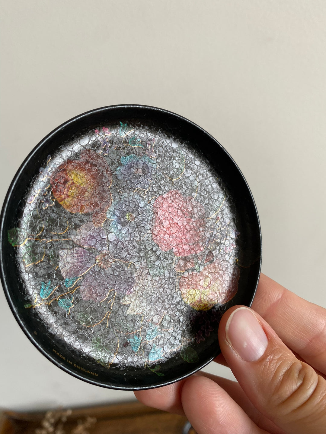 Sous-verre motifs fleurs effet craquelé sur fond noir