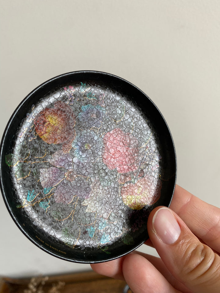 Sous-verre motifs fleurs effet craquelé sur fond noir
