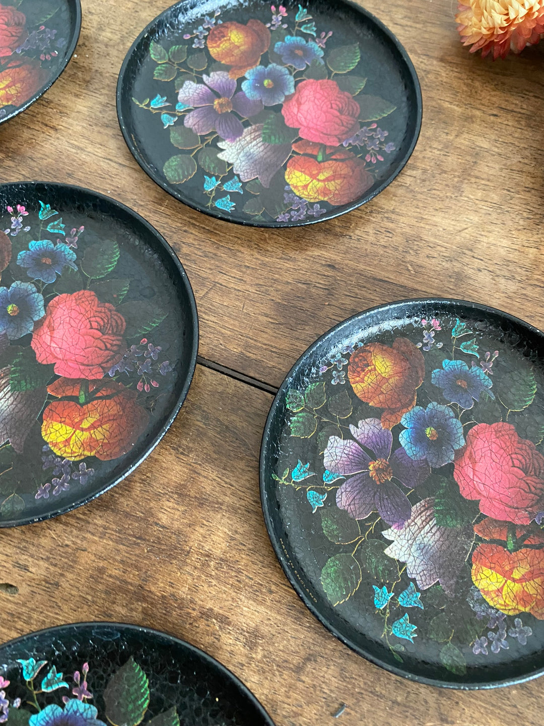 Sous-verre motifs fleurs effet craquelé sur fond noir