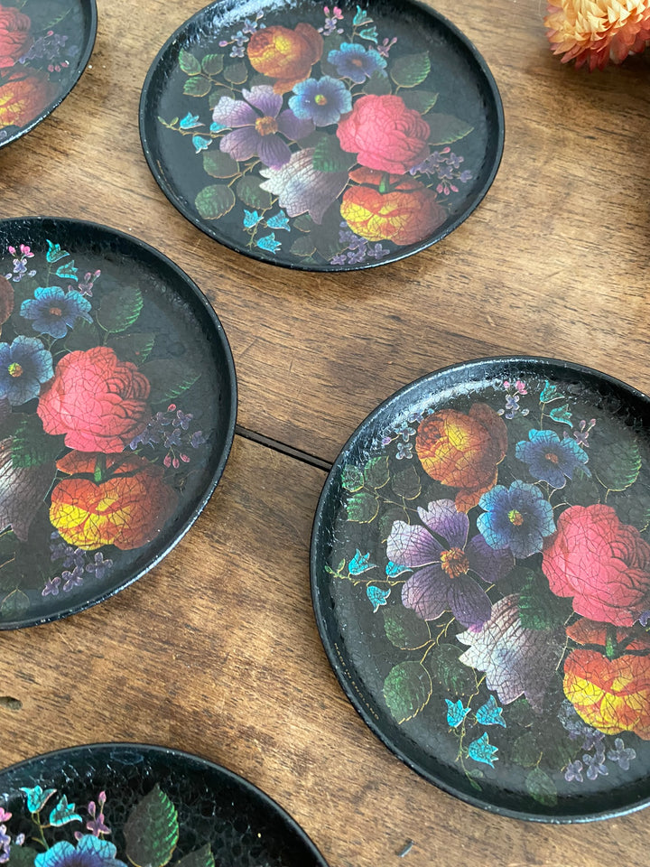 Sous-verre motifs fleurs effet craquelé sur fond noir