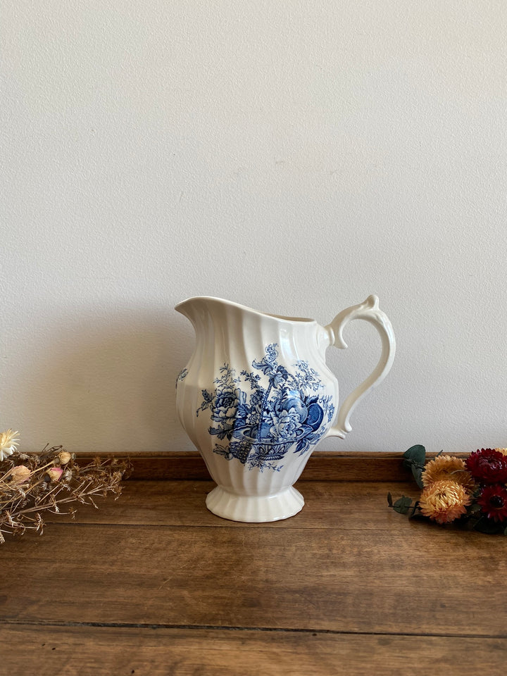 Pichet en porcelaine anglaise blanche motifs panier de fleurs bleues Bountiful