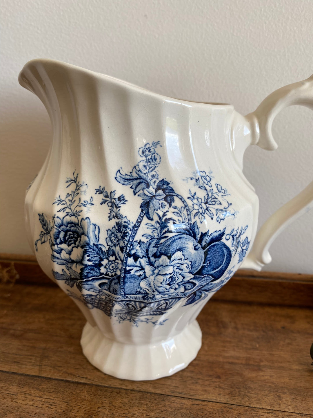 Pichet en porcelaine anglaise blanche motifs panier de fleurs bleues Bountiful