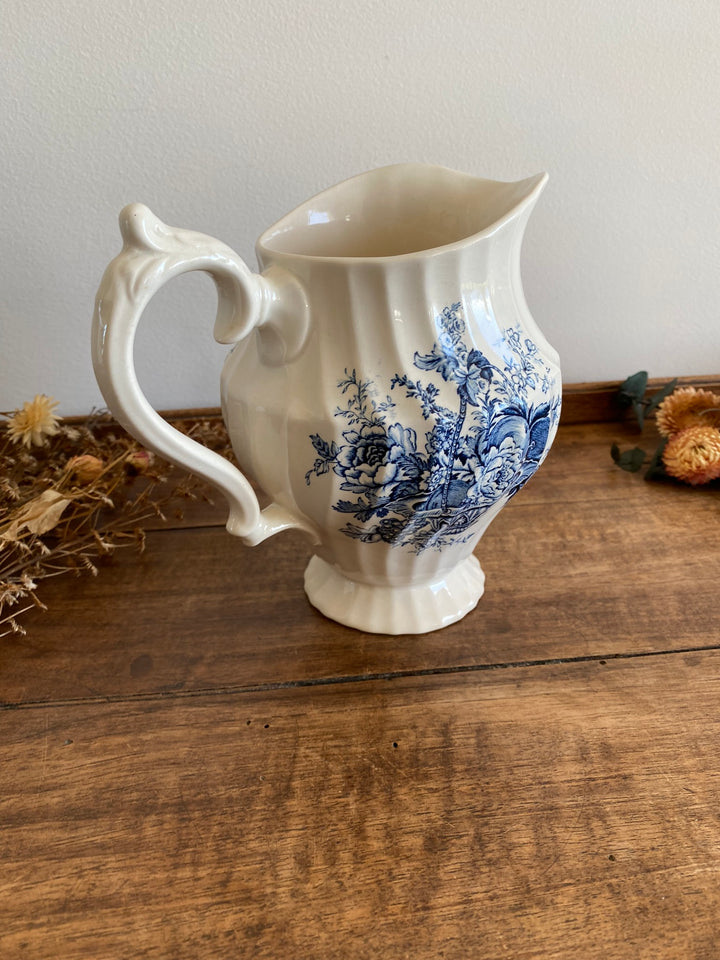 Pichet en porcelaine anglaise blanche motifs panier de fleurs bleues Bountiful