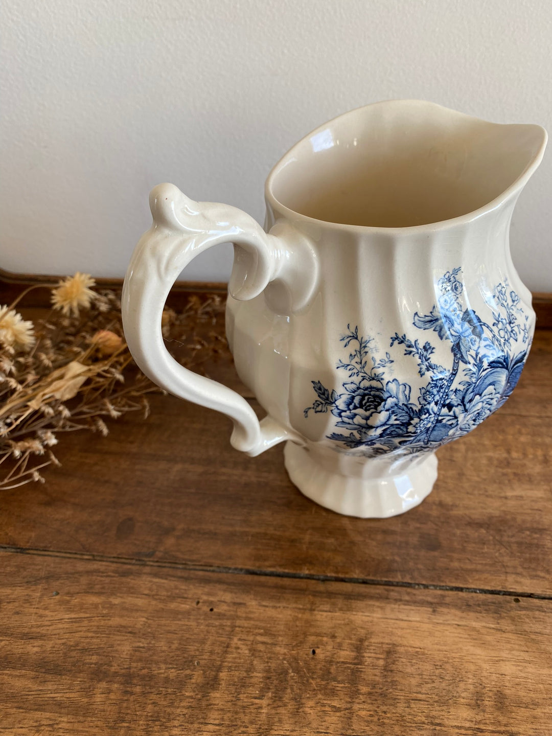Pichet en porcelaine anglaise blanche motifs panier de fleurs bleues Bountiful