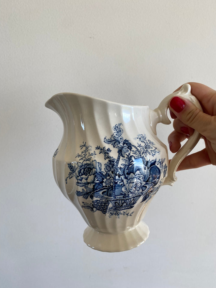 Pichet en porcelaine anglaise blanche motifs panier de fleurs bleues Bountiful