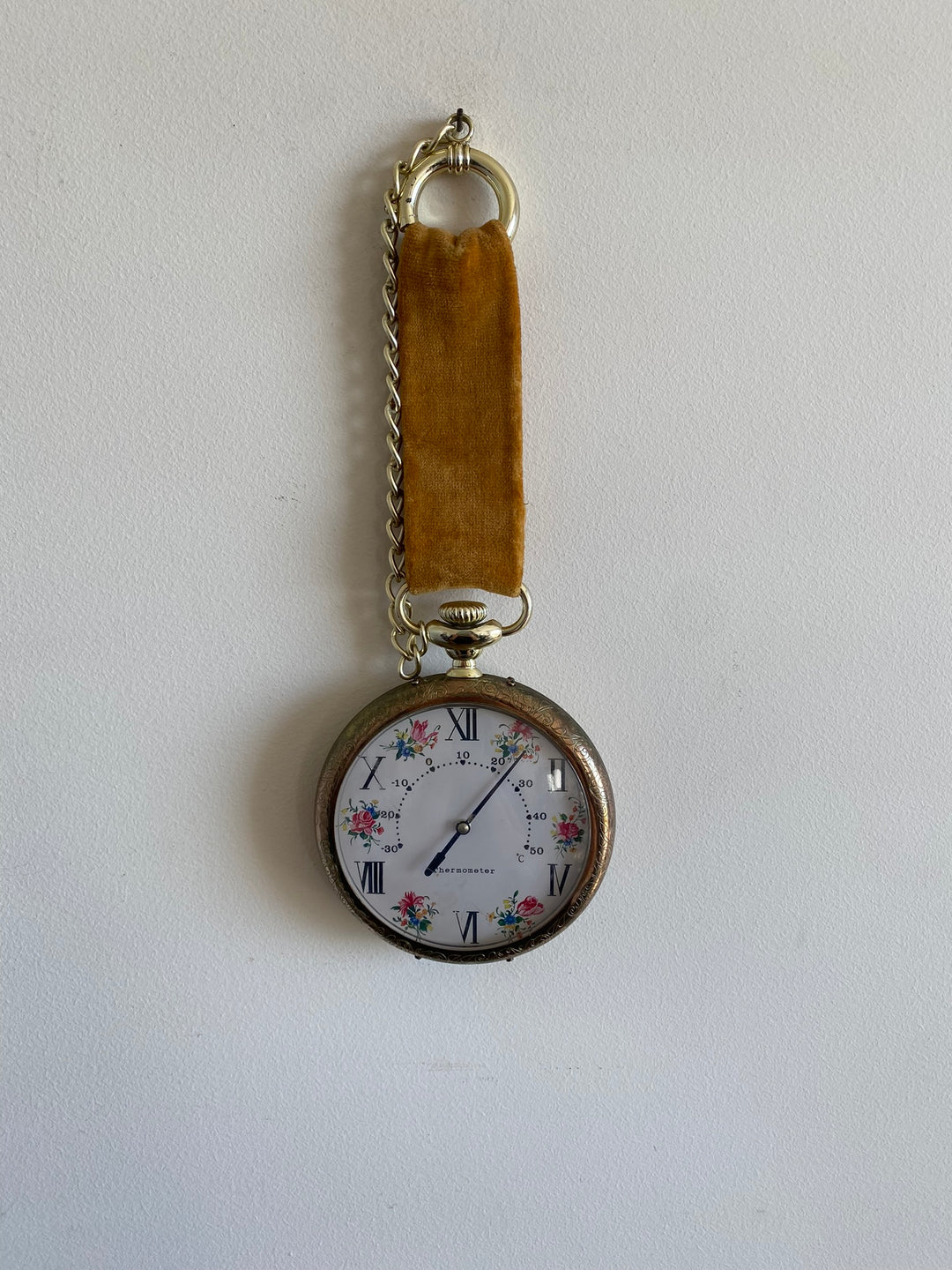 Thermomètre rétro style montre à gousset ruban en velour moutarde
