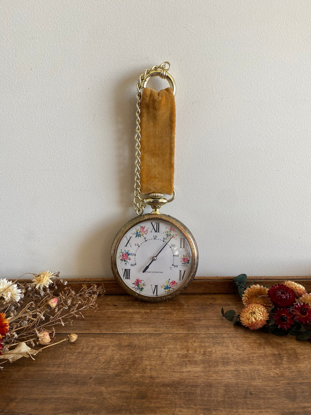 Thermomètre rétro style montre à gousset ruban en velour moutarde