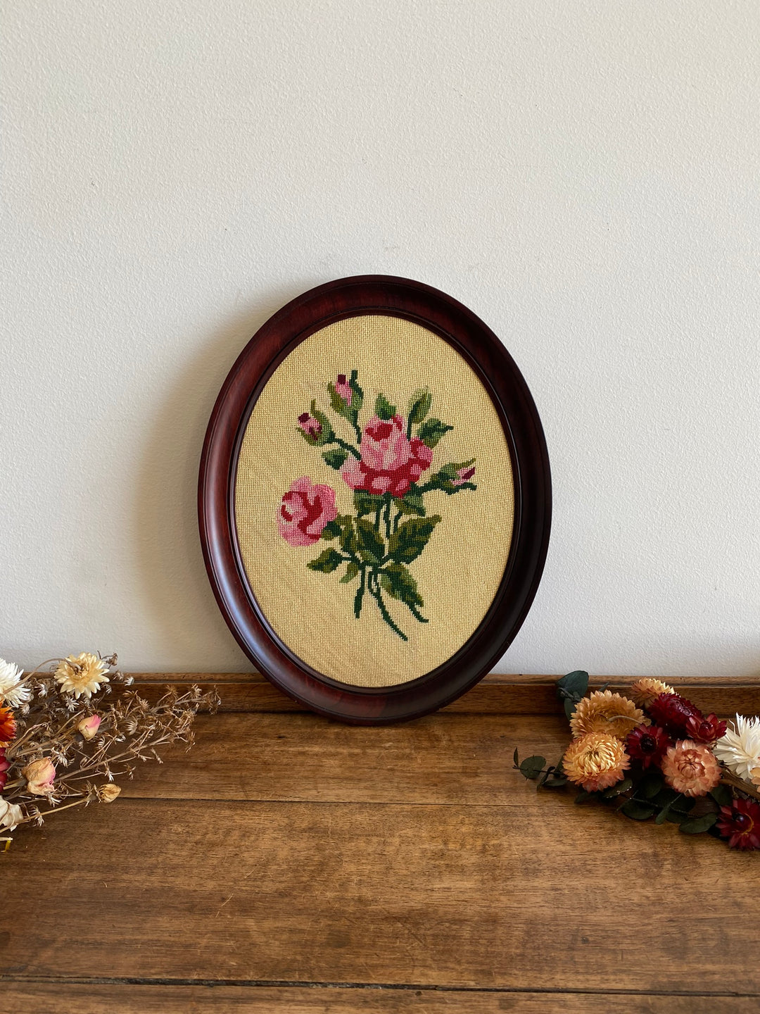 Broderie bouquet de roses sur fond crème cadre en bois