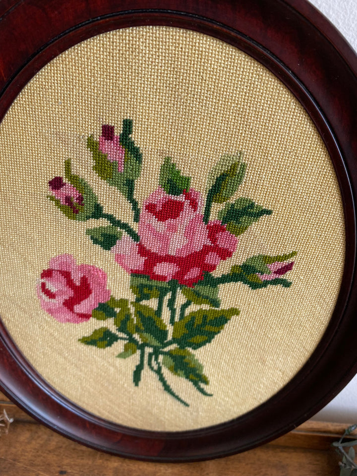 Broderie bouquet de roses sur fond crème cadre en bois