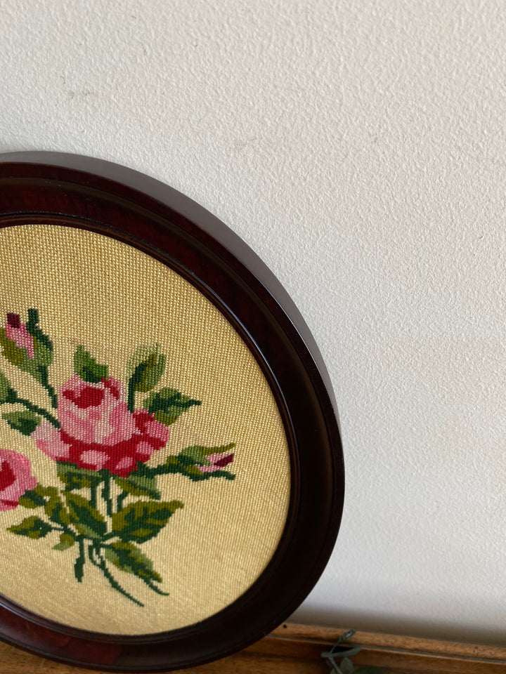 Broderie bouquet de roses sur fond crème cadre en bois