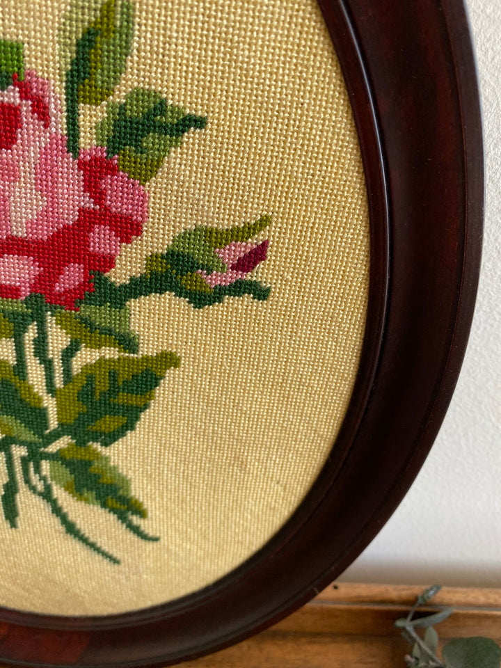 Broderie bouquet de roses sur fond crème cadre en bois