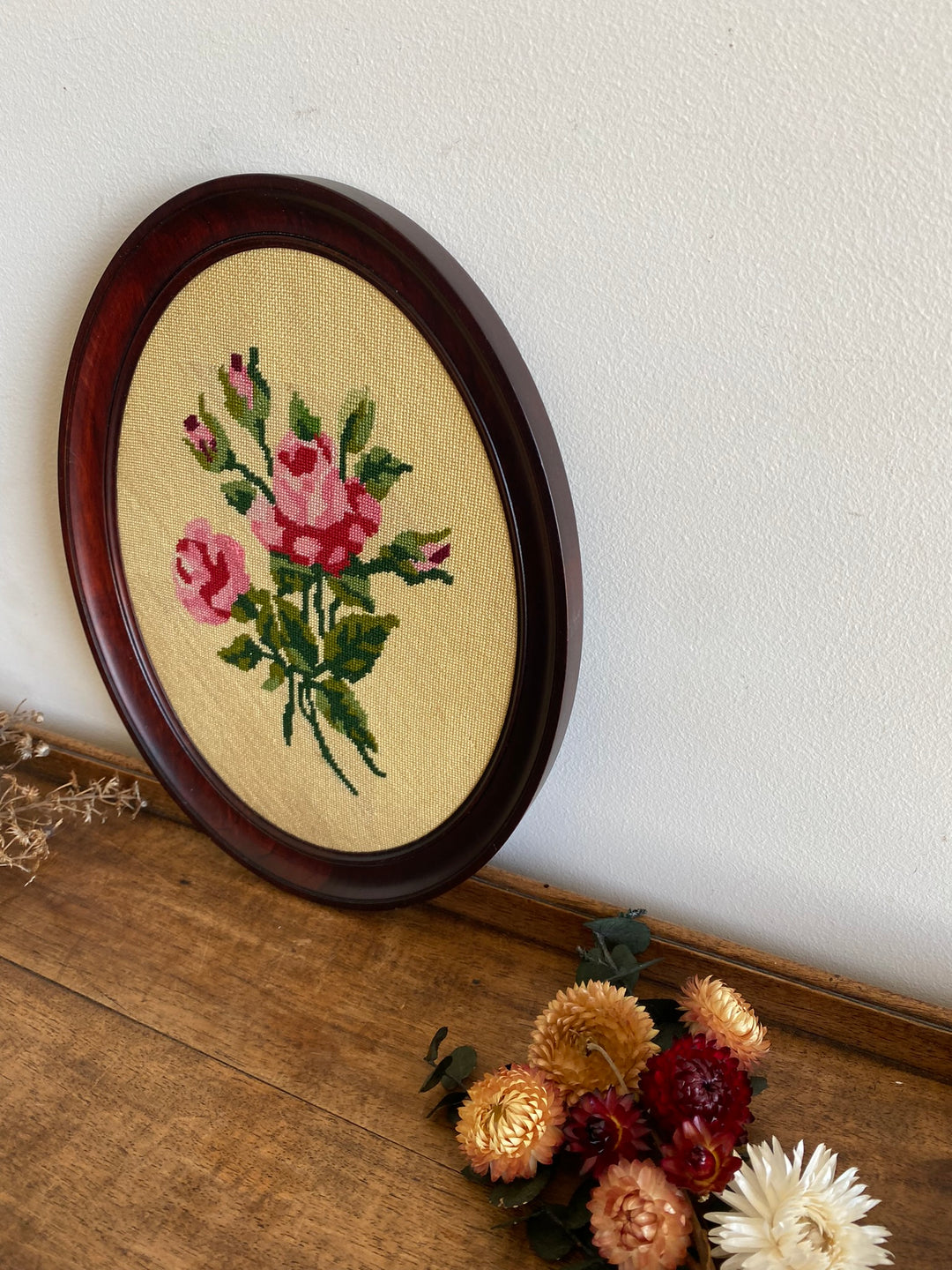 Broderie bouquet de roses sur fond crème cadre en bois