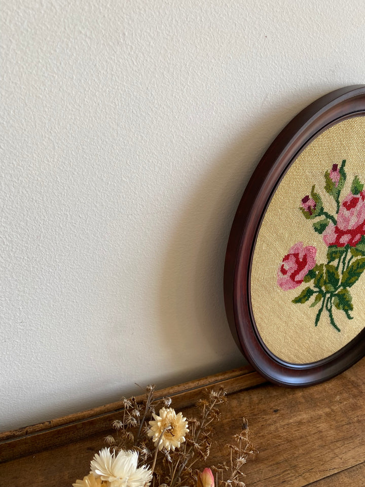 Broderie bouquet de roses sur fond crème cadre en bois