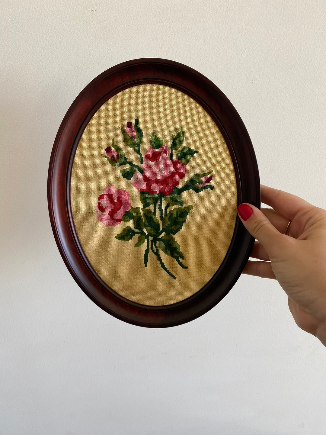 Broderie bouquet de roses sur fond crème cadre en bois