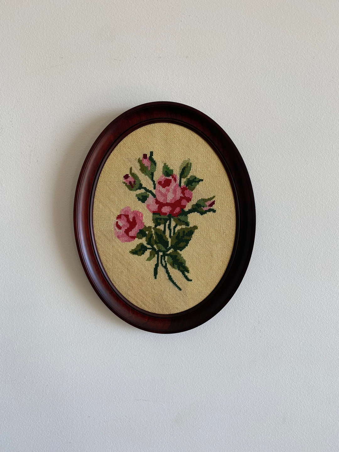 Broderie bouquet de roses sur fond crème cadre en bois