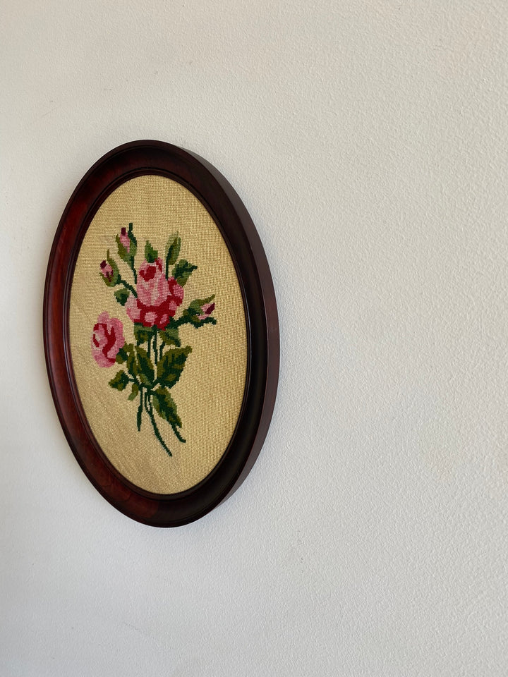 Broderie bouquet de roses sur fond crème cadre en bois