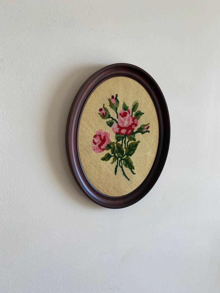 Broderie bouquet de roses sur fond crème cadre en bois