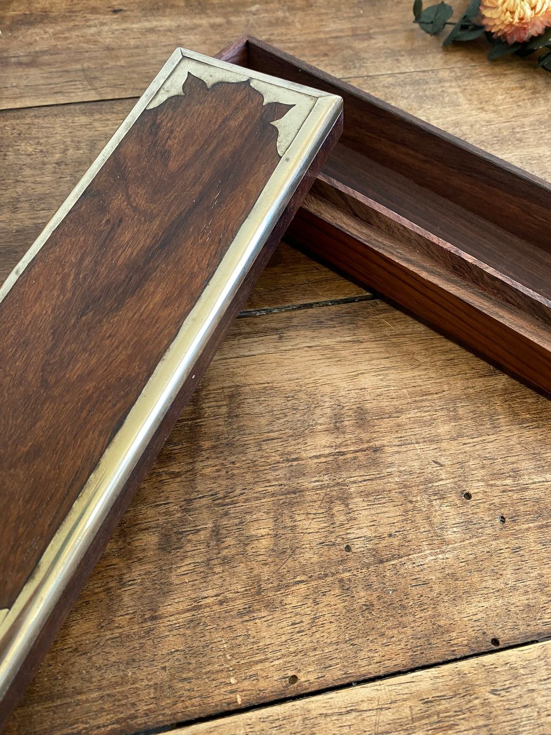 Boite en bois et ornement laiton