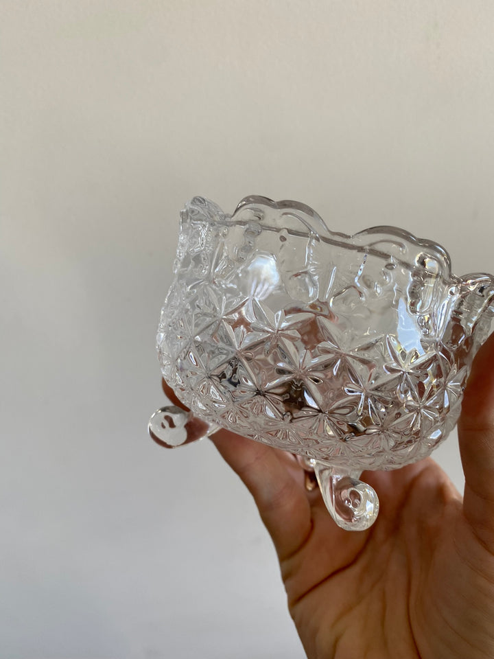 Récipient en verre ciselé sur 3 pieds
