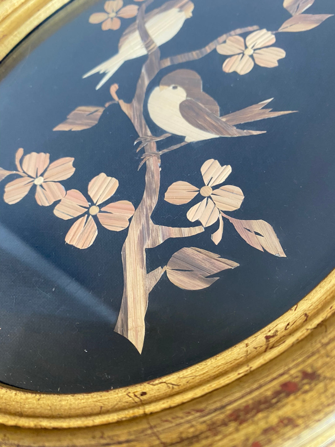 Cadre en bois doré avec motifs oiseaux
