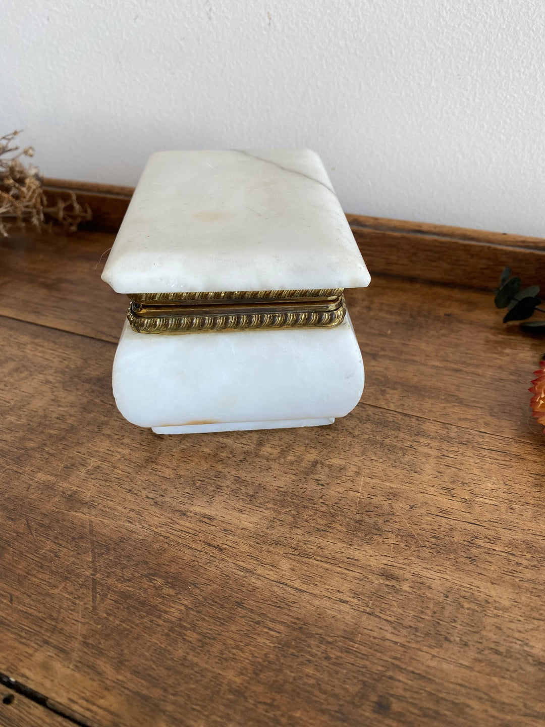 Boîte à bijoux en pierre blanche rectangulaire armature dorée