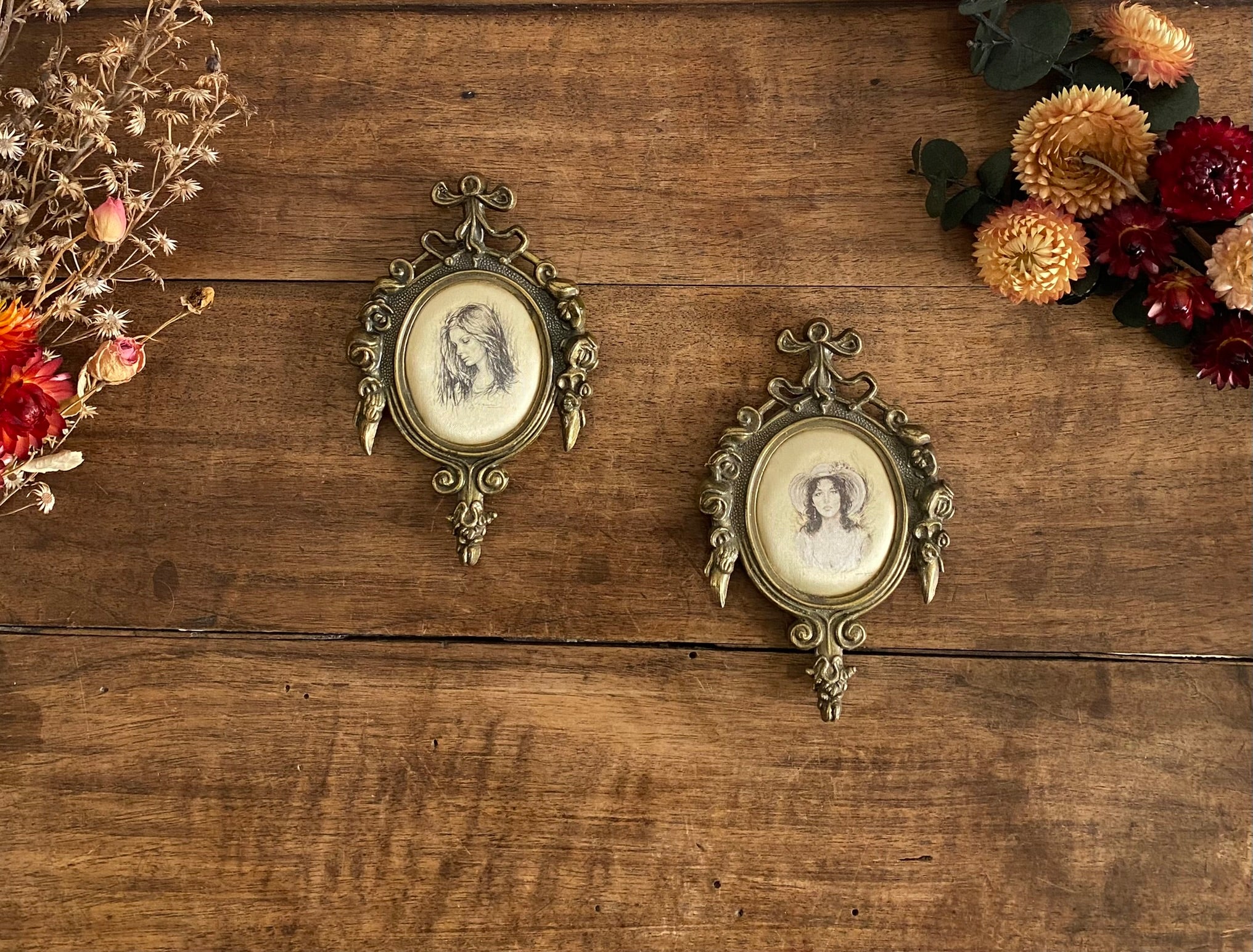 Reproduction Sur Soie – Jeune Fille Dans Cadre Doré – Tableau Décoratif