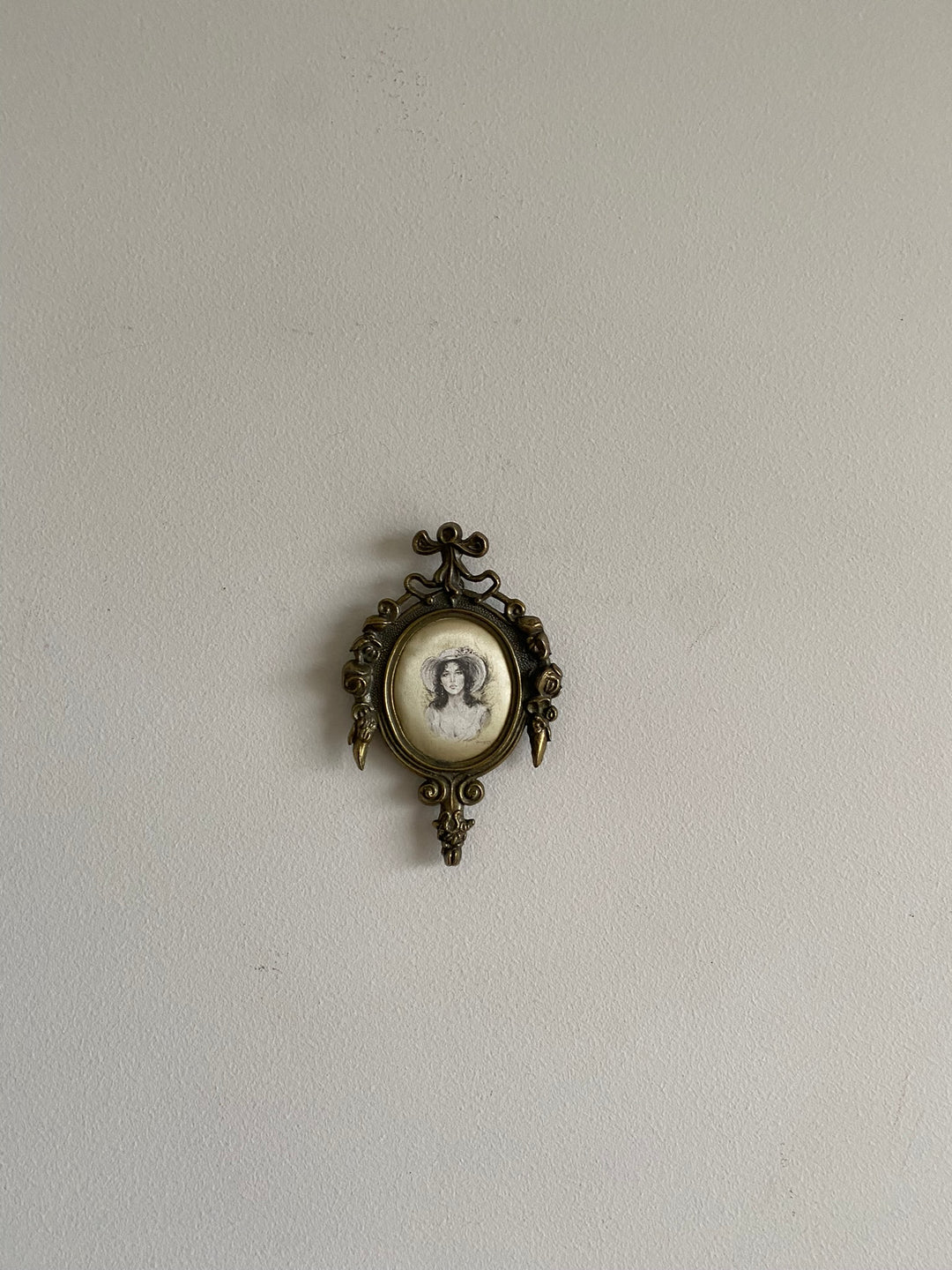 Médaillon baroque impression jeunes filles sur soie