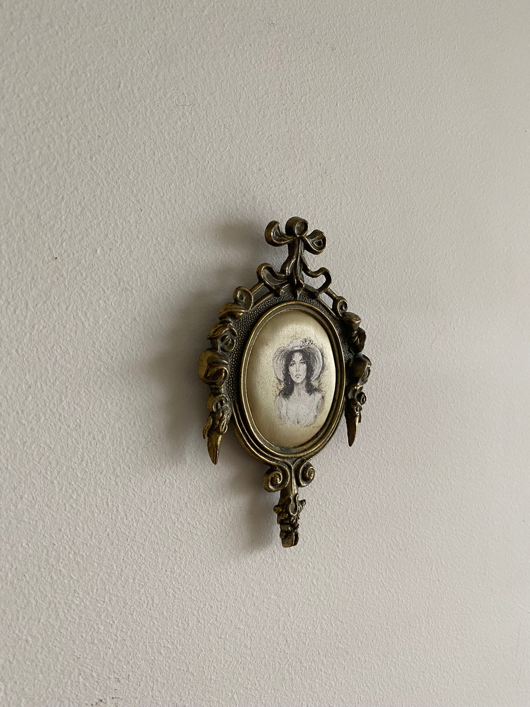 Médaillon baroque impression jeunes filles sur soie
