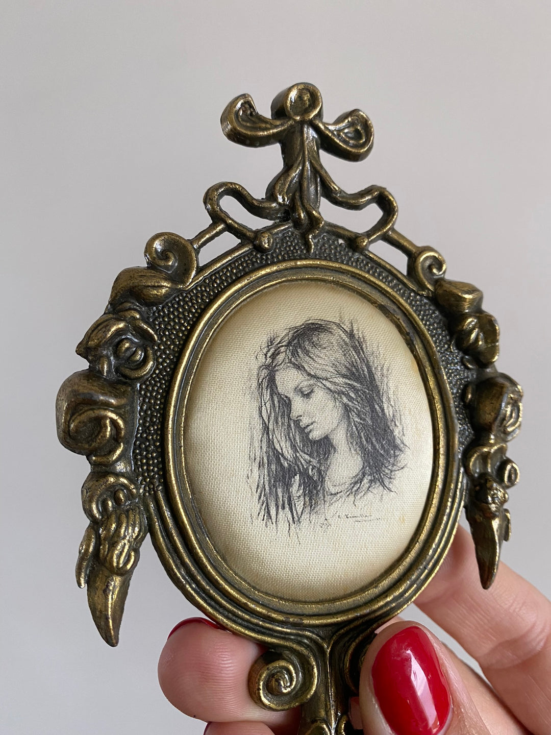 Médaillon baroque impression jeunes filles sur soie