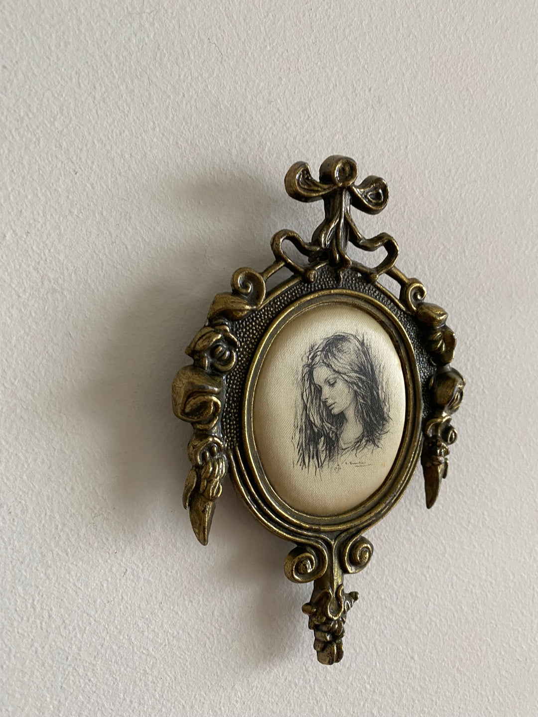 Médaillon baroque impression jeunes filles sur soie