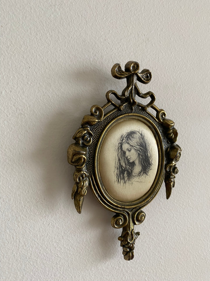 Médaillon baroque impression jeunes filles sur soie